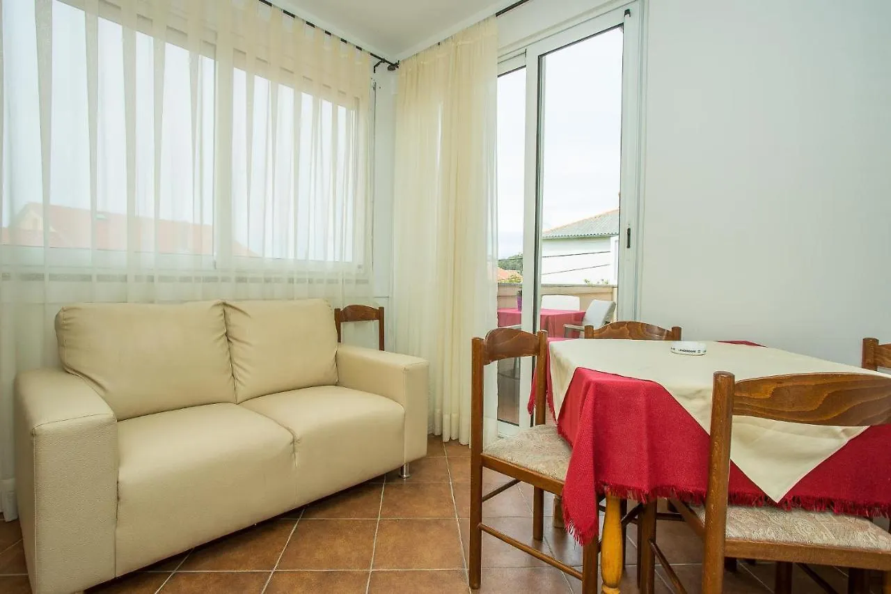 Casa de hóspedes Apartments Nada Palit